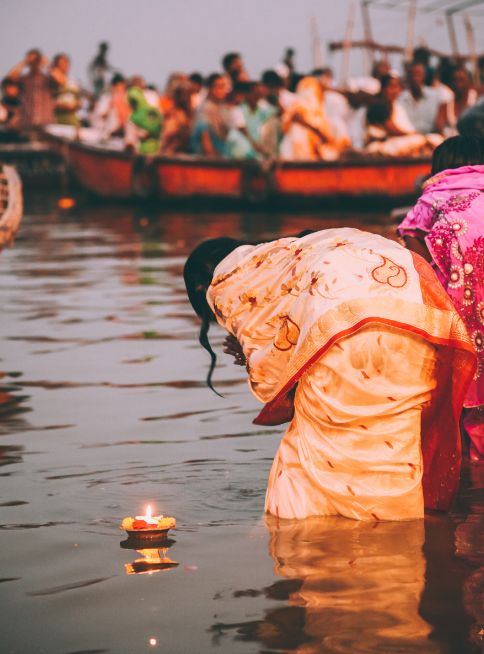 la gente realiza puja ritual al amanecer en el río Ganges en Varanasi, India